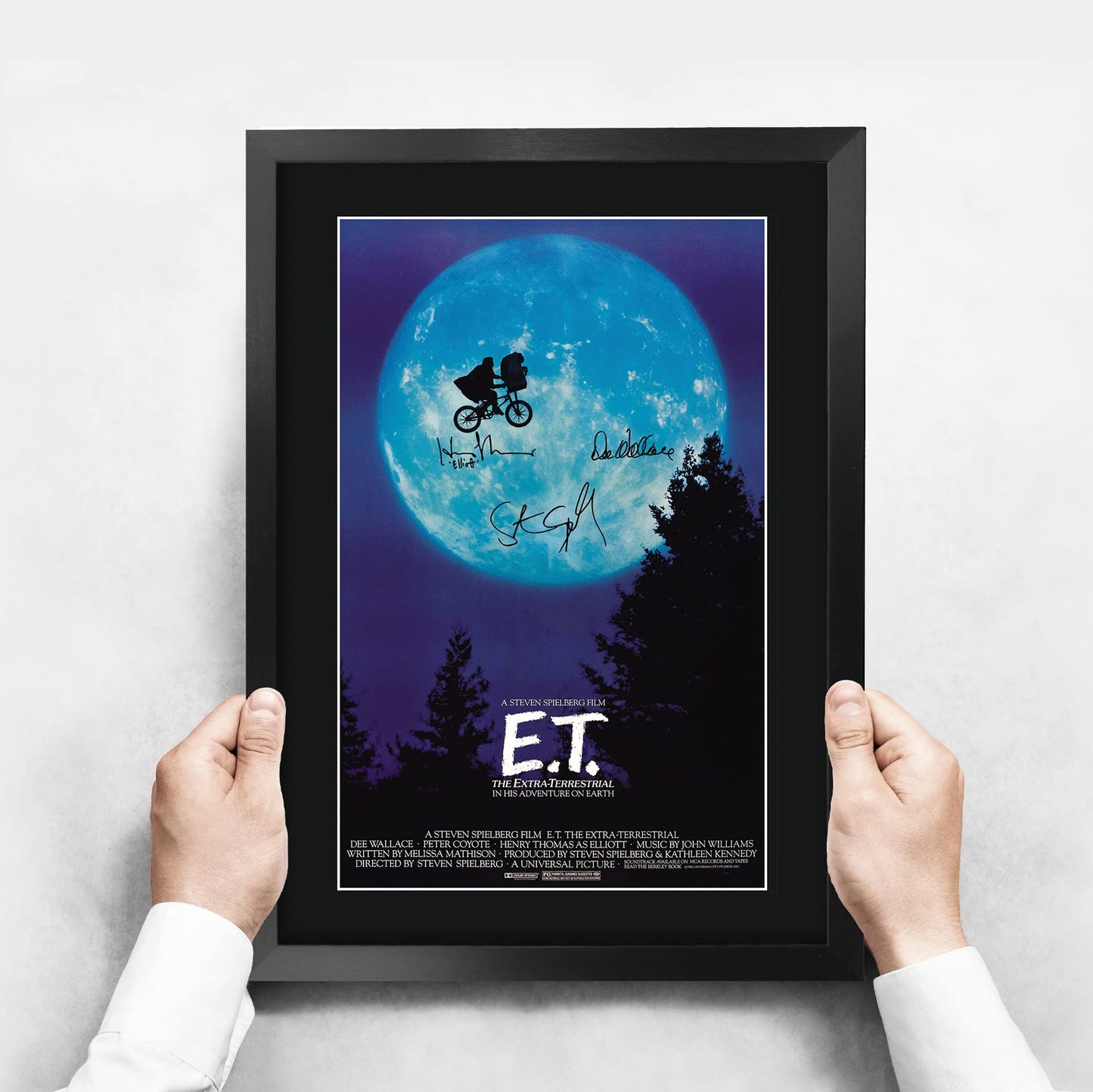 HWC Trading A3 FR E.T. the Extra-Terrestrial Movie Poster Henry Thomas Dee Wallace Steven Spielberg Signed Gift FRAMED A3 Printed Autograph Film Gifts Print Photo Picture Display…